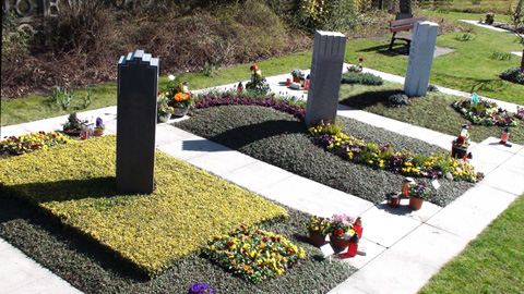 Die gepflegten Urnenengemeinschaftsgräber auf dem städtischen Friedhof Styrum